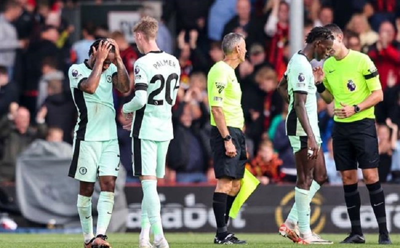 Huyền thoại MU Gary Neville: ‘Chelsea đang quá hỗn loạn, họ sẽ chẳng làm nên trò trống gì’