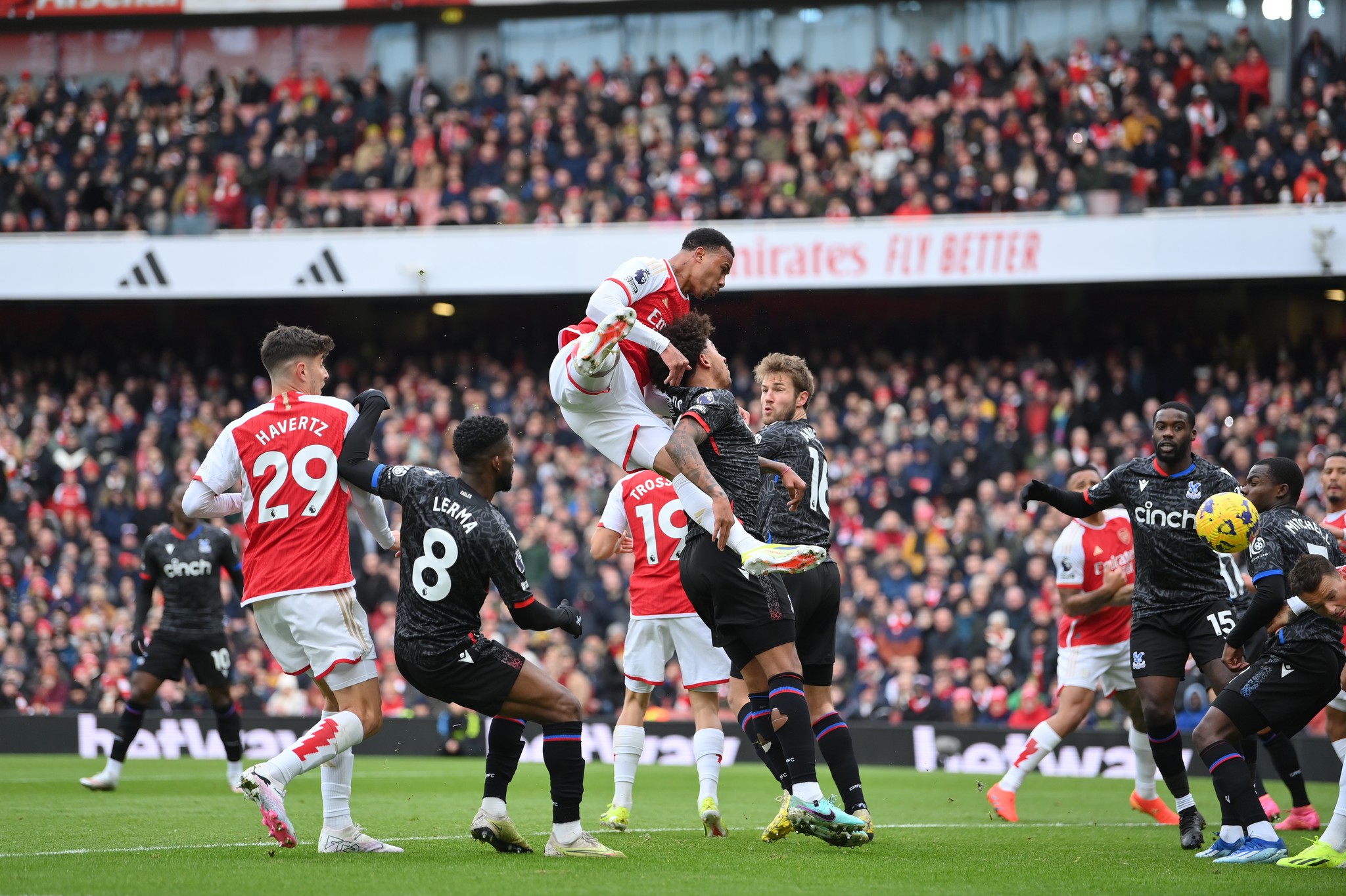 Dean Jones: ‘Arsenal có thể khiến tương lai cậu ấy hủy hoại’